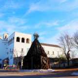 Davanti al Santuario della Madonna della Vetrana si brucia tradizionalmente la prima delle quasi 300 pire che arderanno nella notte tra l�11 e il 12 gennaio (Foto di Luigi Nitti)